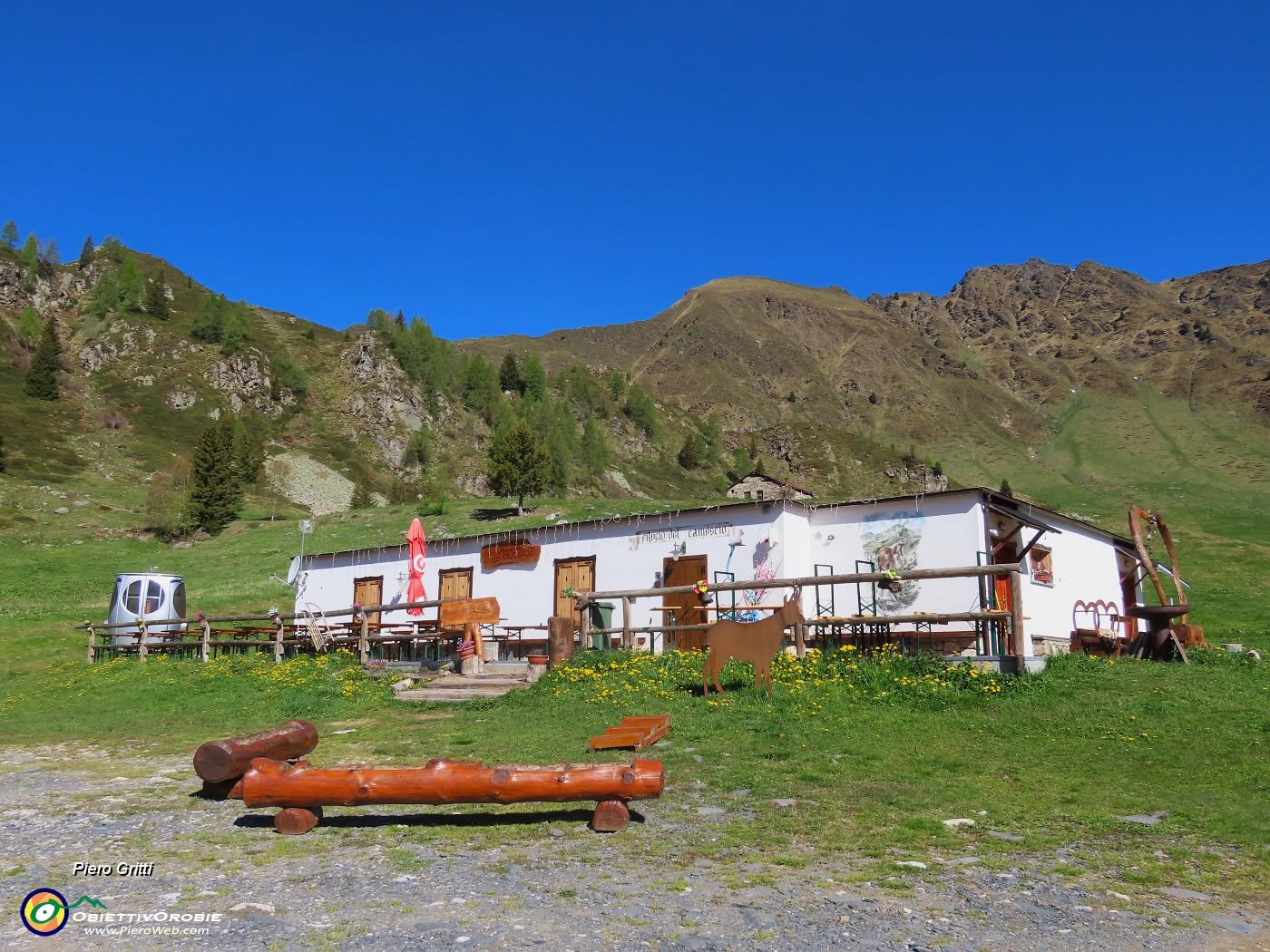 La Baita del Camoscio in estate, tra i pascoli di San Simone