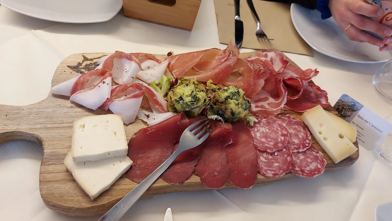 Il tagliere di salumi e formaggi della Baita del Camoscio
